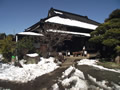 雪が残る雨岳文庫（山口家）の様子